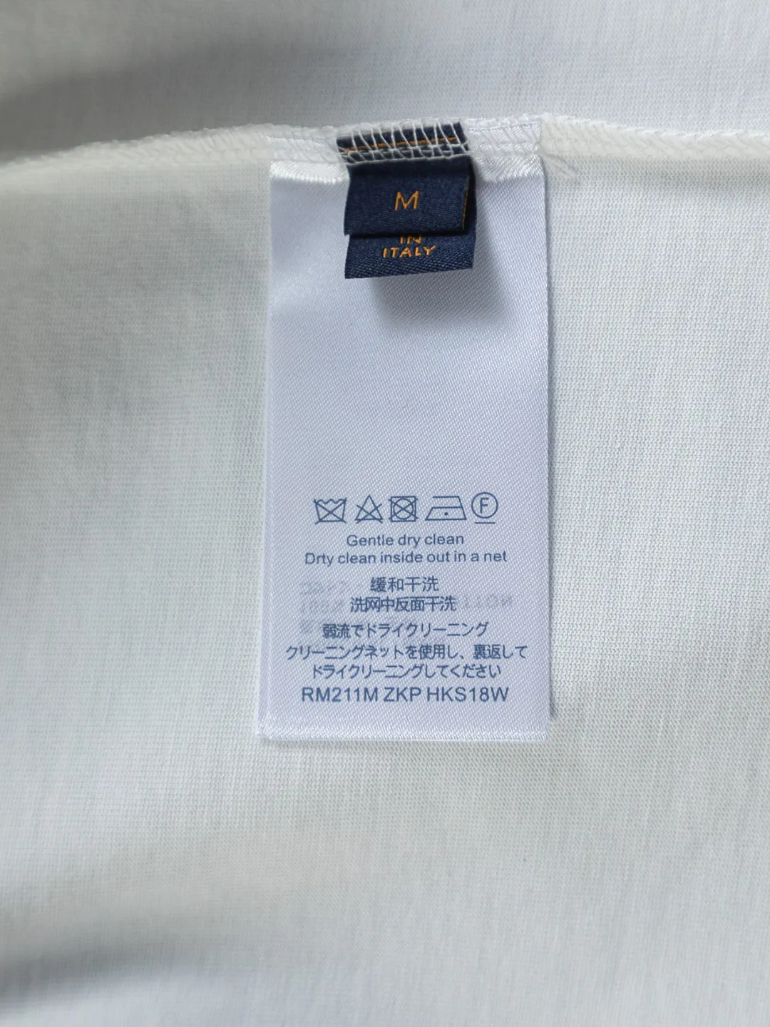 🅿️190 Louis Vuitton 1V LV lv slightly wide version S-XL LV 26ss new products are available at counters at the same time. Multiple craftsmanship Snow Mountain🏔️Ski⛷️Flocked Foam Print Ski⛷️ series T-shirts, the front foam print combines snow mountains, forests and abstract cracks, with the LV logo hidden, full of artistic sense. Round neck short-sleeved T-shirt, same style for men and women! Consigned to one-to-one creation. Synchronized with the official website, pure cotton fabrics at the counter! It is close to the skin and comfortable, durable and easy to wear. It has a classic and simple logo design and meticulous original craftsmanship. Short-sleeves, a must-have item for men, do not appear to be the same for the general public, but must be unique and eye-catching. This LV short-sleeve is all about quality, comfort, the same shape and fashion as always, including fabrics and cutting techniques. All of them have been made with great effort! 320 grams of washed pure cotton fabric, pure cotton is breathable, very refreshing and comfortable for daily wear. The rib knitting on the neckline is smooth and tight, and the neckline will not be skewed if you toss it at will. The loose version, you will find that it looks really good on the upper body. The overall is minimalist and neat, super versatile for daily use! Pair it casually with a pair of pants for a youthful look. A T-shirt will make your outfit crazy. It is a fashionable item that can never go wrong! Color: Black White Size: S-XL Size chart: S: Shoulder width 50-Bust 56-Length 70 M: Shoulder width 52-Bust 57-Length 72 L: Shoulder width 54-Bust 59-Length 74 XL: Shoulder width 56-Bust 62-Length 76